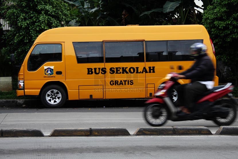 Operasional Bus Sekolah Berhenti Sementara: Bus sekolah parkir di Jalan Raya Jatinegara Timur, Jakarta Timur, Rabu (19/3).