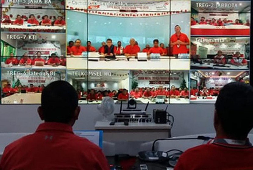 Operasional posko secara resmi dimulai dengan pengecekan kesiapan jaringan dan infrastruktur TelkomGroup secara serentak di seluruh Indonesia melalui video conference yang dipimpin langsung oleh Direktur Network & IT Solution Telkom Zulhelfi Abidin.