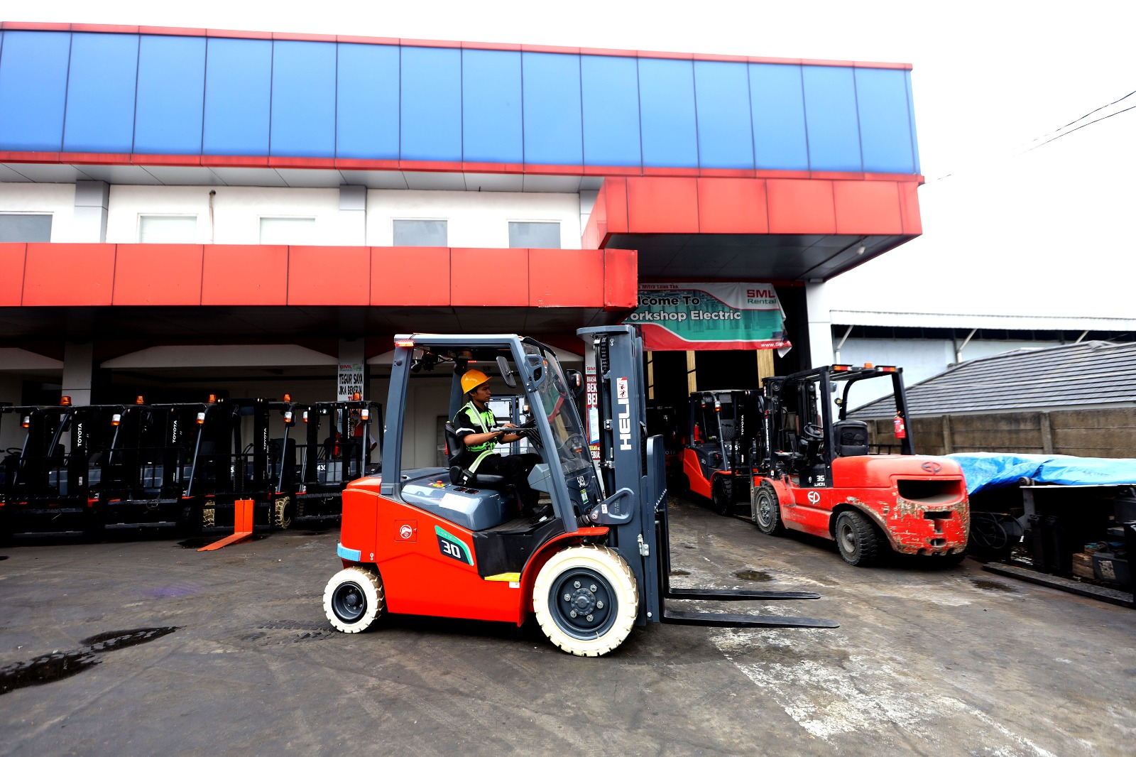 Operasional PT Sarana Mitra Luas Tbk (SMIL). -ilustrasi-