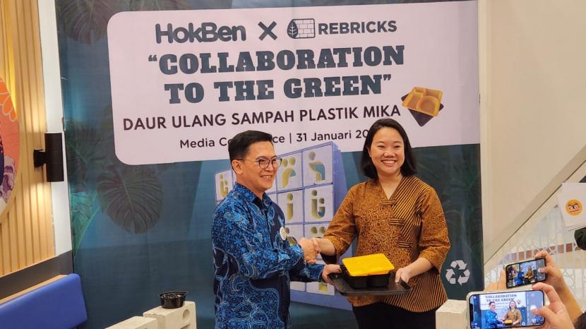 Operational Director PT. Eka Bogainti Sugiri Willim dan Chief Executive Officer Rebricks Novita Tan dalam acara Konferensi Pers Peresmian Kerjasama HokBen dan Rebricks di HokBen Pondok Indah Mall 1, Selasa (31/1/2023)