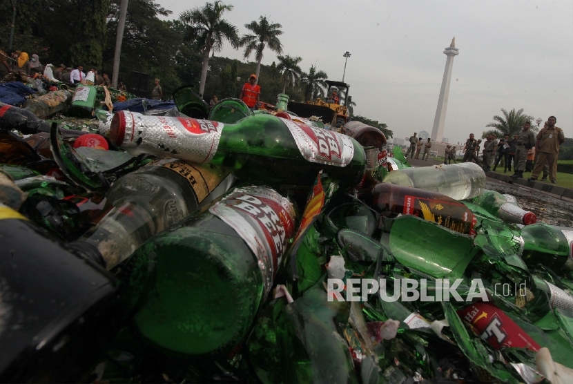 Operator alat berat memusnahkan ribuan minuman keras hasil operasi minuman beralkohol ilegal di kawasan Monas, Jakarta, Selasa (28/6)