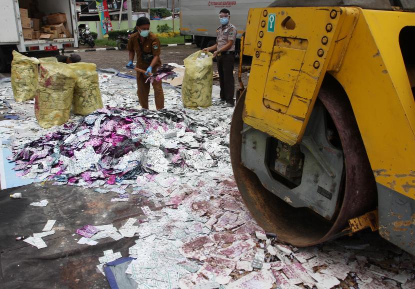 Operator alat berat menggiling berbagai produk obat kadaluwarsa. Pemkab Minahasa Tenggara, Sulawesi Utara memusnahkan tiga ton obat milik pemerintah daerah. Ilustrasi.