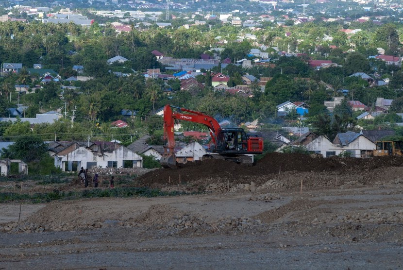 Operator alat berat meratakan lahan yang akan digunakan sebagai lokasi pembangunan hunian tetap bagi korban bencana di Kelurahan Duyu, Palu, Sulawesi Tengah, Selasa (18/6/2019).