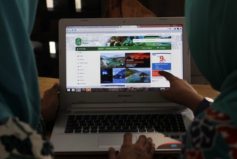 Operator Banyuwangi Mall mengoperasikan website penjualan online di Rumah Kreatif, Banyuwangi, Jawa Timur, Selasa (3/5). 