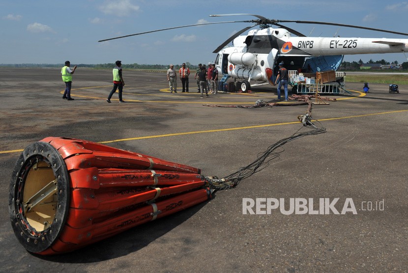 Operator Helikopter EY-225 milik Badan Nasional Penanggulangan Bencana (BNPB) dan anggota satgas kebakaran hutan dan lahan (karhutla) melakukan persiapan sebelum berangkat untuk pemadaman kebakaran hutan dan lahan.