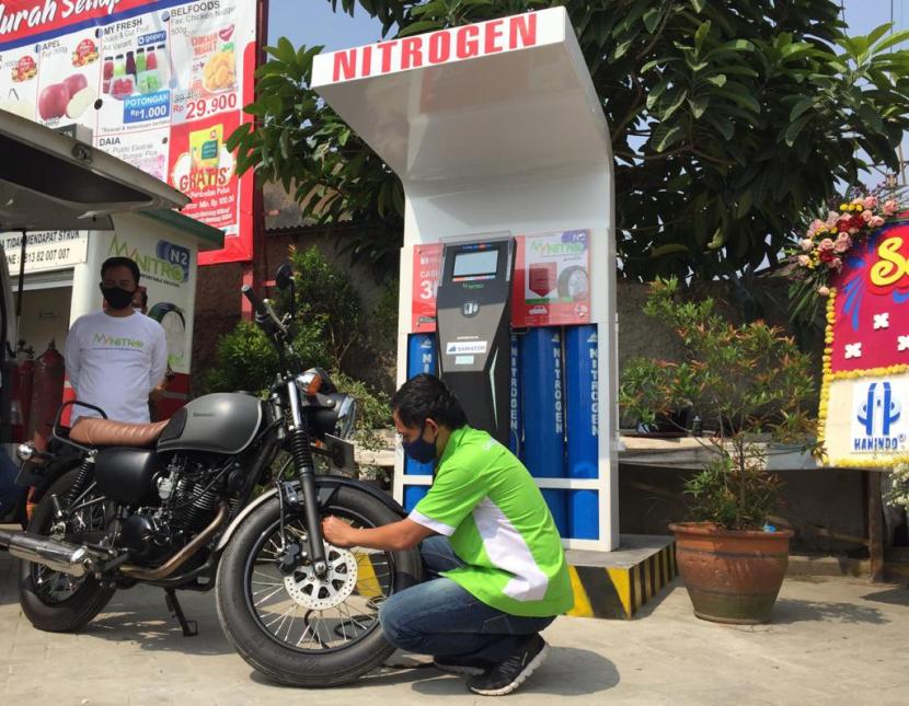 Operator My Nitro tengah melakukan pengisian nitrogen untuk kendaraan di Outlet My Nitro Cinere, Depok, Jawa Barat. Oulet ini sendiri baru mulai diresmikan pada Sabtu (25/7). 