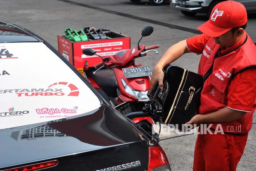 Operator SPBU mengisi BBM pada mobil saat perkenalan kepada konsumen program baru layanan pesan antar BBM Pertamina di SPBU Coco, Sentul City, Kabupaten Bogor, Jawa Barat, Kamis (5/12/2019).