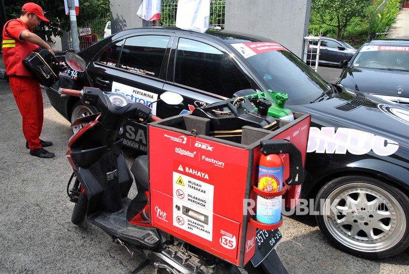 Operator SPBU mengisi BBM pada mobil saat perkenalan kepada konsumen program baru layanan pesan antar BBM Pertamina di SPBU Coco, Sentul City, Kabupaten Bogor, Jawa Barat, Kamis (5/12/2019). (Antara/Arif Firmansyah)