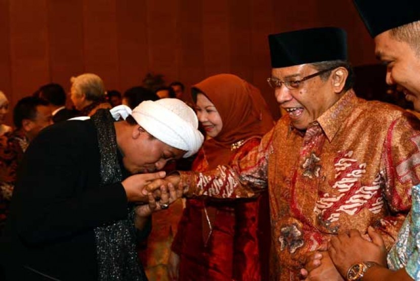 Opick mencium tangan KH Said Aqil Siroj.usai penganugerahan di Jakarta, Selasa (30/4). 