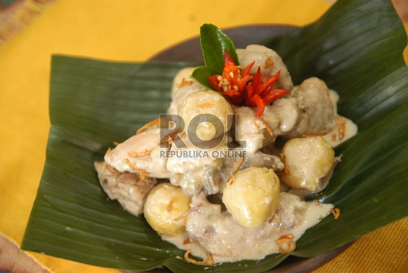 Opor ayam dan ketupat memang jarang terhidang, kecuali saat hari raya, bukan berarti Anda bebas menyantapnya tanpa memperhatikan kesehatan.