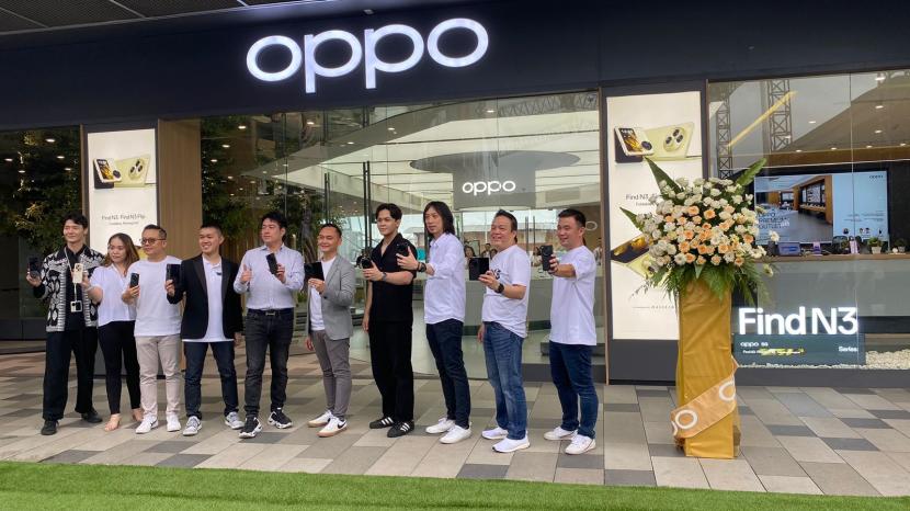 OPPO Indonesia membuka gerai premium terbarunya di kawasan Pantai Indah Kapuk 2 Jakarta.