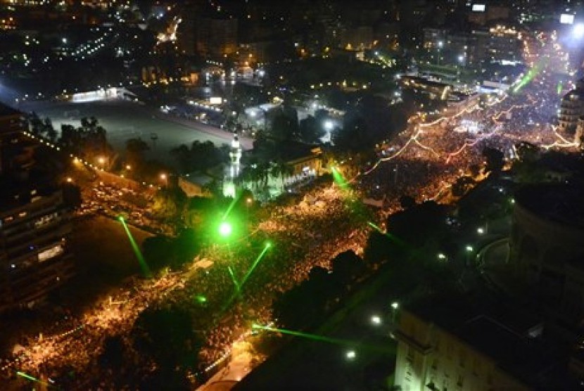 Opponents of Egypt's ousted President Mohammed Mursi hold a rally at the presidential palace in Cairo, Egypt, on Friday night July 26, 2013