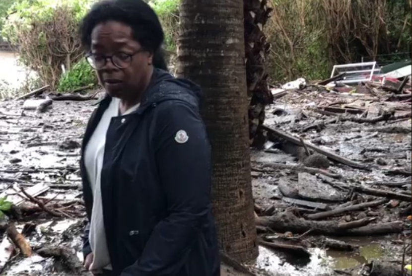 Oprah Winfrey saat menunjukan kondisi lingkungan dekat rumahnya yang terdampak longsor. 