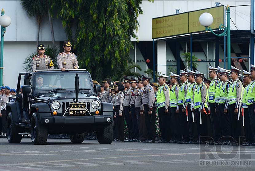 OPS Lilin 2014. Sejumlah anggota kepolisian bersiap untuk mengikuti apel gelar pasukan Operasi Pasukan Terpusat (OPS) Lilin di Lapangan Lalu Lintas, Polda Metro Jaya, Jakarta Selatan, Selasa (23/12).