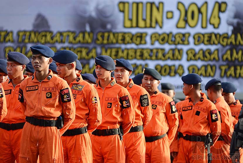 OPS Lilin 2014. Sejumlah anggota kepolisian bersiap untuk mengikuti apel gelar pasukan Operasi Pasukan Terpusat (OPS) Lilin di Lapangan Lalu Lintas, Polda Metro Jaya, Jakarta Selatan, Selasa (23/12).