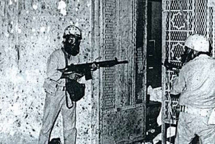 Orang bersenjata menyerbu Masjidil Haram pada peristiwa pengepungan Makkah 24 November 1979.