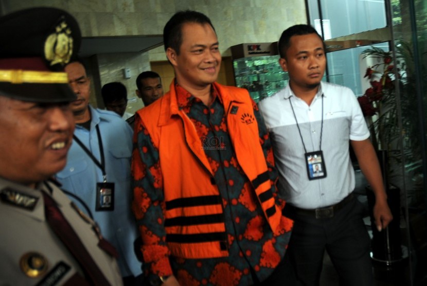 Orang dekat mantan Ketua Mahkamah Konstitusi Akil Mochtar, Muhtar Effendi (kedua kanan) berjalan usai diperiksa di Komisi Pemberantasan Korupsi (KPK), Jakarta, Senin (21/7). (Republika/Aditya Pradana Putra)