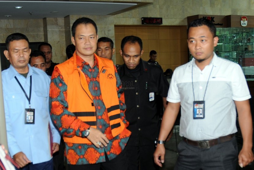 Orang dekat mantan Ketua Mahkamah Konstitusi Akil Mochtar, Muhtar Effendi (kedua kiri) berjalan usai diperiksa di Komisi Pemberantasan Korupsi (KPK), Jakarta, Senin (21/7).(Republika/Aditya Pradana Putra)