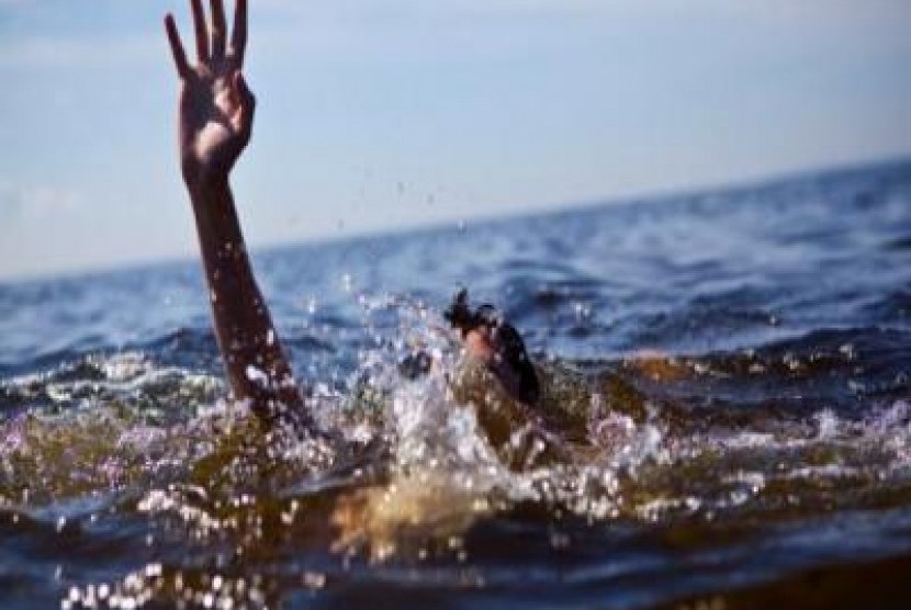 Orang hanyut (Ilustrasi). Korban hanyut saat sedang berswafoto di atas batuan pemecah ombak di pinggir pantai.