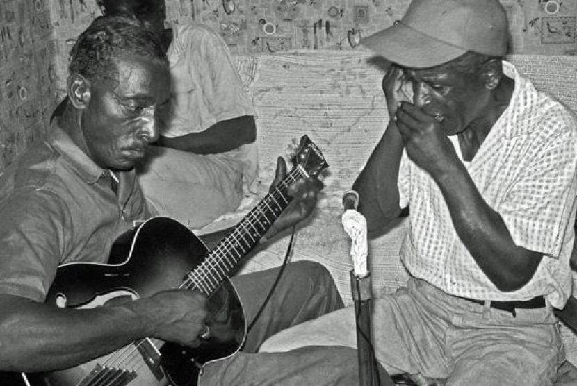 Orang kulit hitam memainkan musik blues.