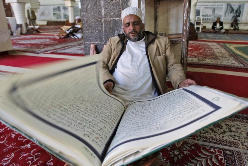Orang membaca Al Quran. (Ilustrasi)