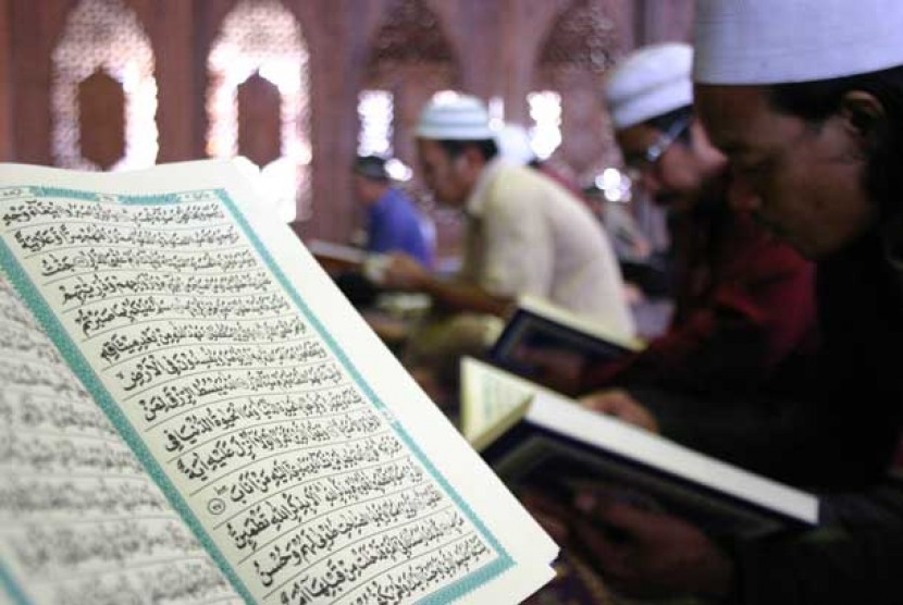 People recite Quran, the Islamic holy book. (illustration)