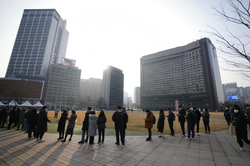 Orang mengantre untuk tes Covid-19 di klinik dekat Seoul City Hall, Seoul, Korea Selatan, Rabu (26/1/2022).