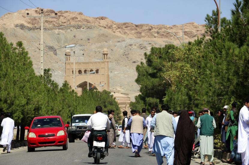 Orang-orang Afghanistan berkumpul di dekat lokasi ledakan di provinsi Herat, Afghanistan, Jumat, 2 September 2022. Pejabat Taliban dan petugas medis setempat mengatakan sebuah ledakan menghancurkan sebuah masjid yang ramai di Afghanistan barat, menewaskan lebih dari selusin orang, termasuk seorang ulama terkemuka.