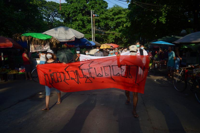 Orang-orang berbaris untuk memprotes pengambilalihan militer Februari, di Yangon, Myanmar, pada 11 April 2021. Serikat pekerja Myanmar dan organisasi masyarakat sipil menghadapi ancaman kepunahan di bawah pemerintahan militer, yang mengambil alih kekuasaan dalam kudeta tahun lalu. 