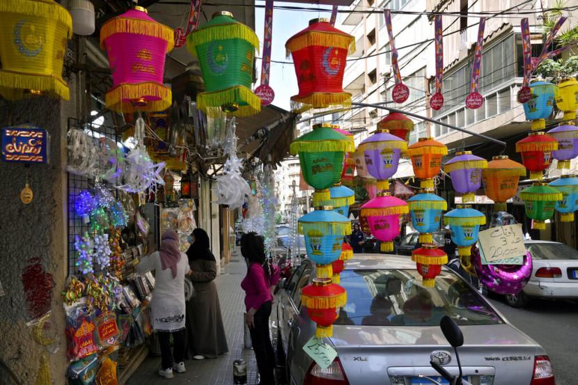 Orang-orang berbelanja dekorasi untuk bulan suci Ramadhan di Beirut, Lebanon, Sabtu, 2 April 2022. Umat Muslim di seluruh dunia sedang memperingati Ramadhan.