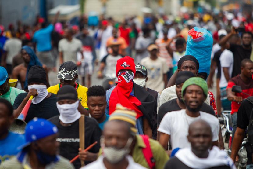  Orang-orang berdemonstrasi untuk menuntut pengunduran diri Presiden Moise, yang dituduh oleh oposisi korupsi, di jalan-jalan Port-au-Prince, Haiti, 18 November 2020. 