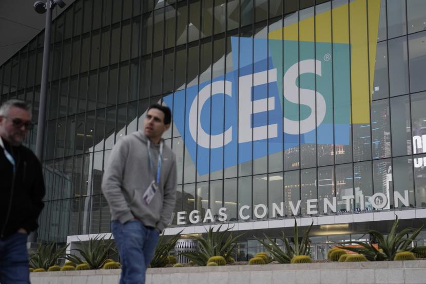 Orang-orang berjalan di dekat Las Vegas Convention Center selama persiapan menjelang pameran teknologi CES Sabtu, 6 Januari 2024, di Las Vegas.