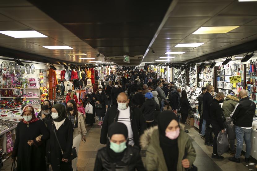 Orang-orang berjalan di underpass pasar terbuka Eminonu di Istanbul, Jumat, 2 April 2021. Dampak sekunder dahsyat dari pandemi akan dirasakan beberapa tahun mendatang. Ilustrasi. 