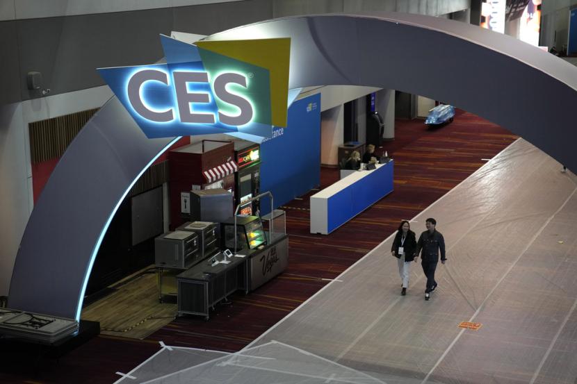 Orang-orang berjalan melalui Las Vegas Convention Center selama persiapan menjelang pameran teknologi CES Sabtu, 6 Januari 2024, di Las Vegas.