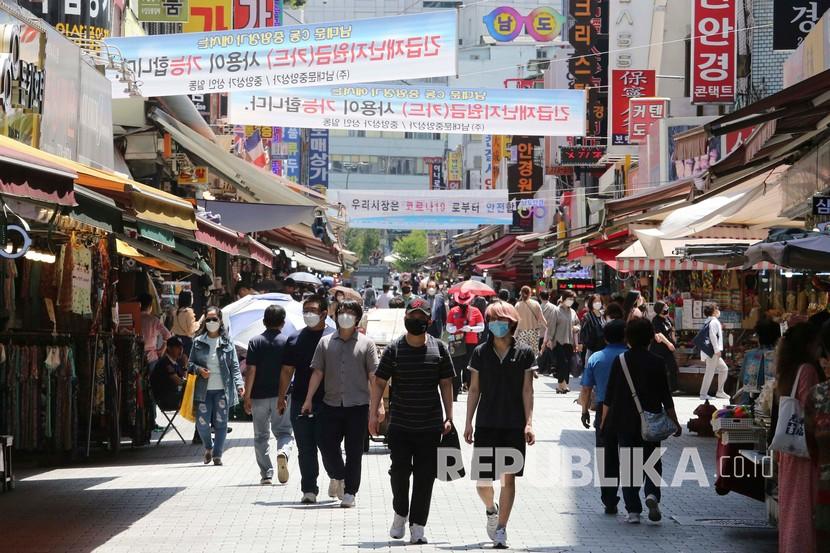 Orang-orang berjalan melalui pusat perbelanjaan di Seoul, Korea Selatan, Kamis  (11/6). 