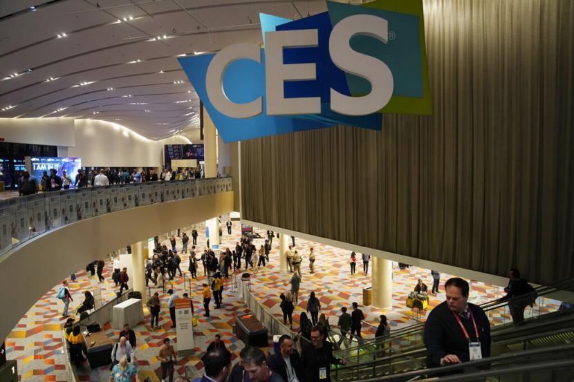 Orang-orang berjalan melalui pusat Venetian Expo selama acara teknologi Consumer Electronics Show (CES), Kamis, 5 Januari 2023, di Las Vegas. Lenovo meluncurkan teknologi baru bernama Project Chronos di ajang Consumer Electronics Show (CES) 2023
