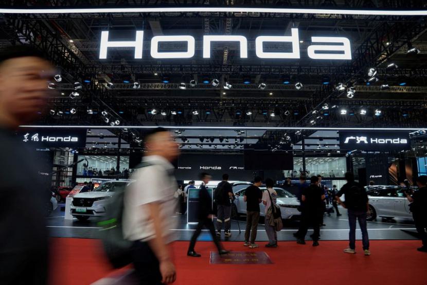 Orang-orang berjalan melewati stan Honda di pameran Auto Shanghai, di Shanghai, China 18 April 2023. 
