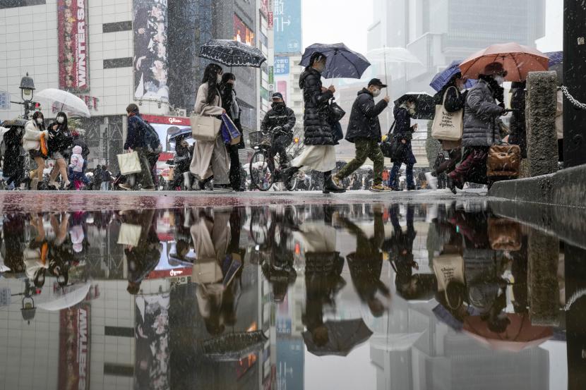 Orang-orang berjalan melintasi persimpangan Shibuya, Kamis, 6 Januari 2022, di Tokyo (ilustrasi). Perusahaan-perusahaan besar Jepang seperti Nissan Motor Co dan Hitachi Ltd menyetujui kenaikan gaji terbesar mereka dalam beberapa dekade dalam negosiasi upah tahunan.  