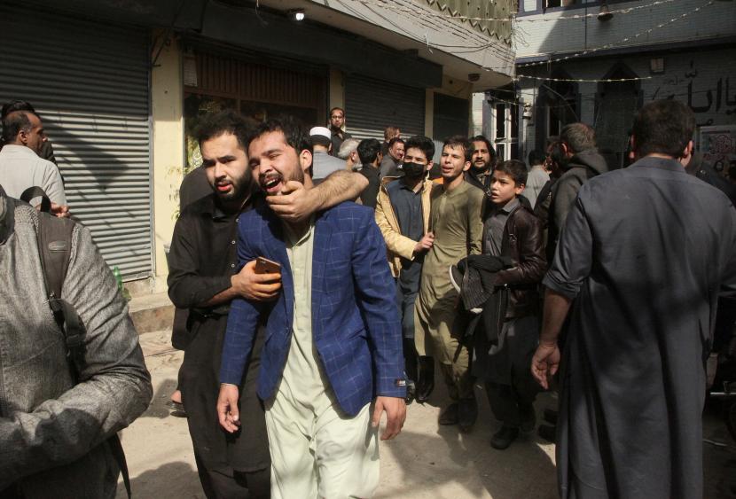Orang-orang berkabung di dekat lokasi ledakan bom di dalam sebuah masjid di Peshawar, Pakistan, Jumat, 4 Maret 2022. DK PBB Kutuk Bom Bunuh Diri di Masjid Pakistan