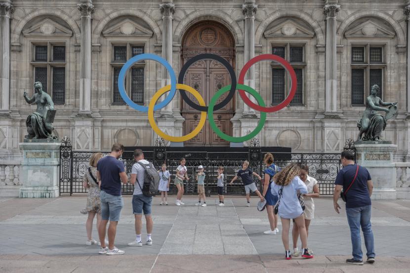 Orang-orang berkumpul di gelanggang Olimpiade di Balai Kota di Paris, Senin, 25 Juli 2022. 