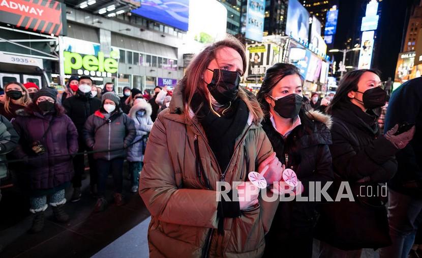  Orang-orang berkumpul di Times Square di New York, New York, AS, 18 Januari 2022. Gubernur New York Kathy Hochul pada Rabu (9/2/2022) berencana mengumumkan berakhirnya aturan wajib masker di sebagian besar tempat publik