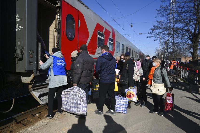 Orang-orang dari wilayah Donetsk dan Luhansk, menaiki kereta untuk pergi ke tempat tinggal sementara di wilayah lain Rusia, Senin (21/2/2022). Pemerintah Australia ikut mengecam langkah Rusia mengakui Donetsk dan Luhansk di Ukraina timur sebagai wilayah merdeka. 
