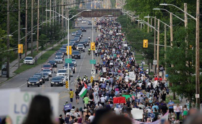 Orang-orang di London, Ontario berbaris sekitar 7 kilometer dari lokasi serangan