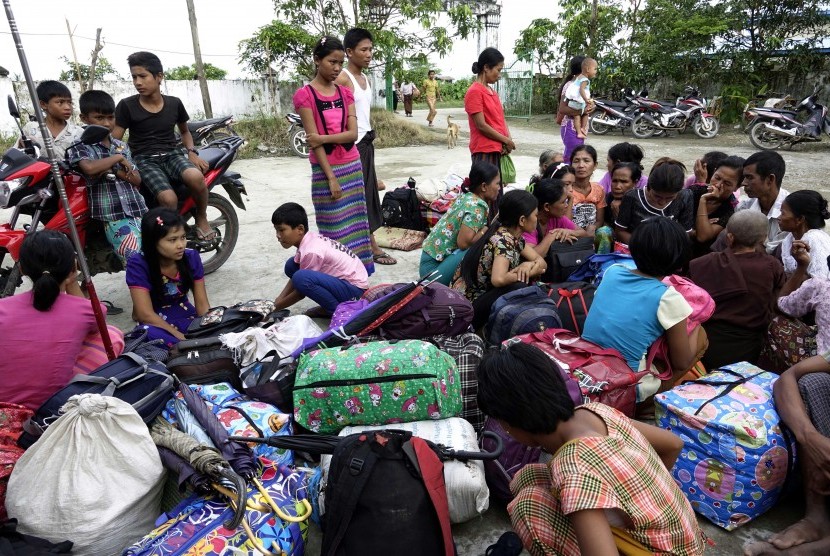 The ethnic Rakhine, who were moved from Maungdaw City, arrived at a temple temporary shelter in Sittwe, Rakhine State, western Myanmar, August 31, 2017.
