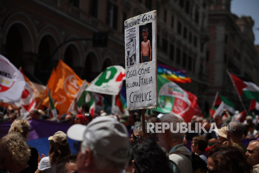 Orang-orang ikut serta dalam demonstrasi pro-Palestina yang diselenggarakan oleh Partai Demokrat Italia (PD), Gerakan Bintang Lima (M5S) dan Aliansi Hijau dan Kiri (AVS) dengan slogan 