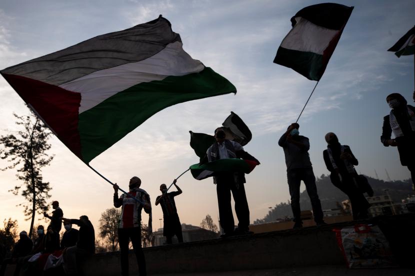 Orang-orang ikut serta dalam unjuk rasa solidaritas dengan Palestina, di Santiago, Chili, 14 Mei 2021. Penyelenggara unjuk rasa meminta orang-orang untuk turun ke jalan dan mendukung warga Palestina dengan mengenakan keffiyeh tradisional.