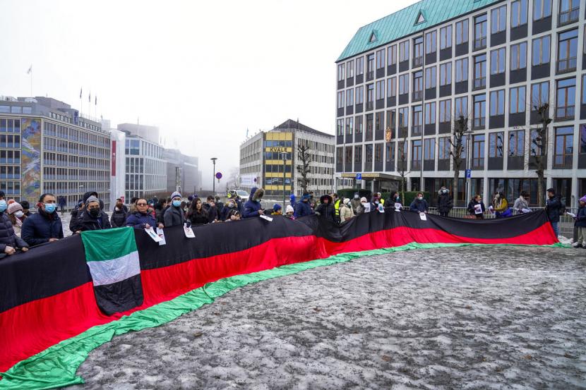 Orang-orang melakukan aksi protes di luar Kementerian Luar Negeri di Oslo, Nrwegia, Ahad (23/1/2022). Sejumlah aktivis perempuan Afghanistan mengkritik Norwegia karena telah menjadi tuan rumah pembicaraan antara Taliban dan Barat. 