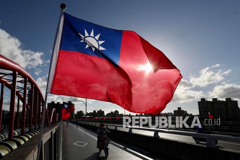 Orang-orang melewati pemasangan bendera Taiwan menjelang perayaan Hari Nasional di Taipei, Taiwan, 06 Oktober 2021. Pejabat Taiwan dan Amerika Serikat (AS) membahas bagaimana Taiwan dapat berpartisipasi dengan 'berarti' di PBB.