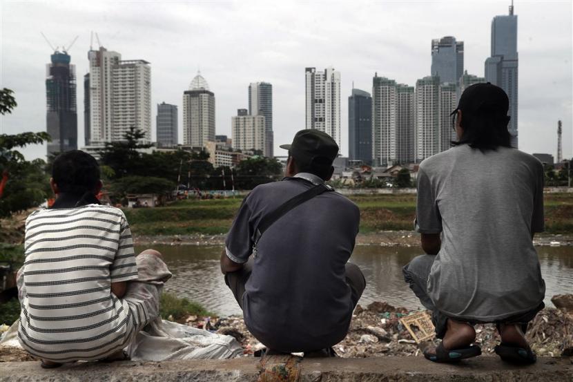  Orang-orang melihat cakrawala kota dari daerah kumuh di Jakarta, Selasa (17/1/2023). Jumlah kemiskinan ekstrem DKI naik Pj Gubernur sebut berbagai bantuan telah diberikan.