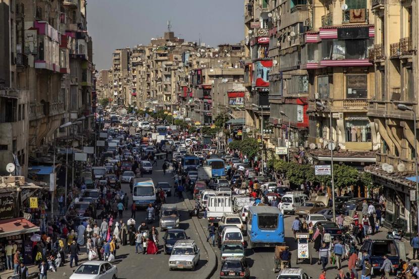 Orang-orang memadati jalan beberapa jam menjelang jam malam di Kairo, Mesir, Selasa, 14 April 2020.